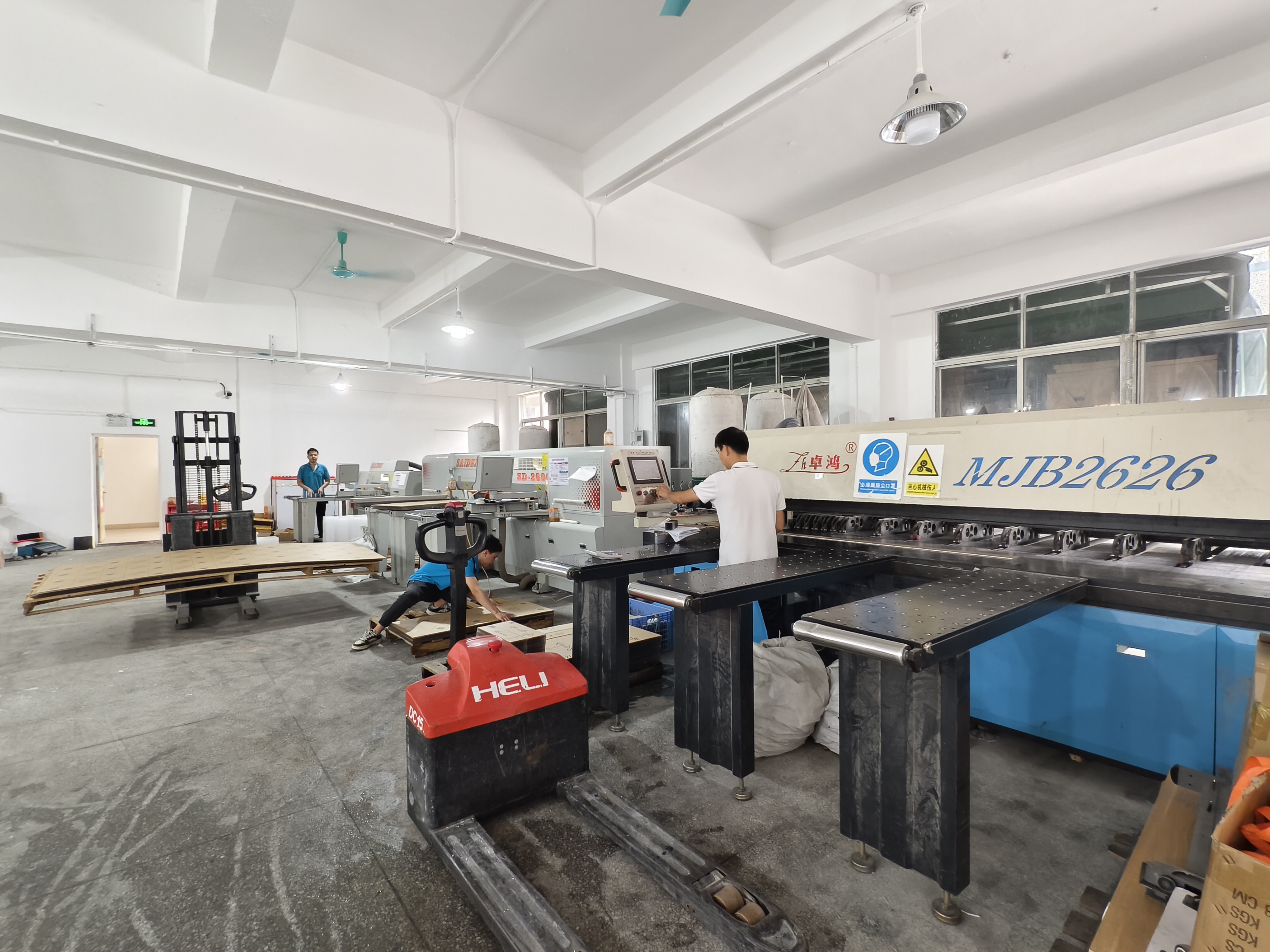 亚克力展示架定制的第一步工序,开料 亚克力展示架定制的第一步工序,开料